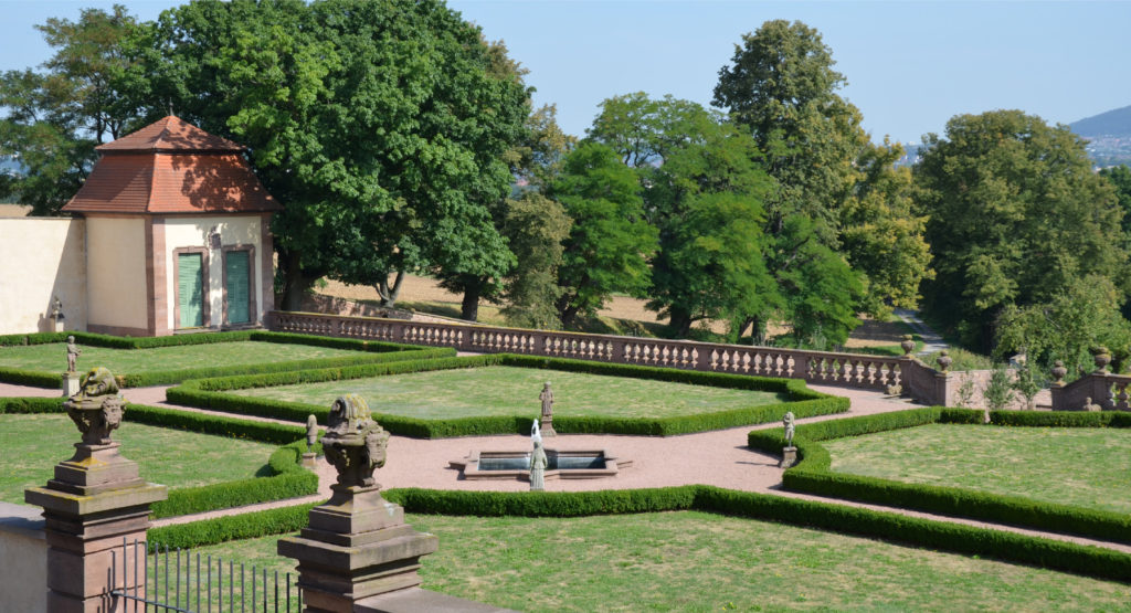 Barocke und geradlinige Gartenanlage mit ebenso barocken Nutzgebäuden und Figuren der Propstei Johannesberg.